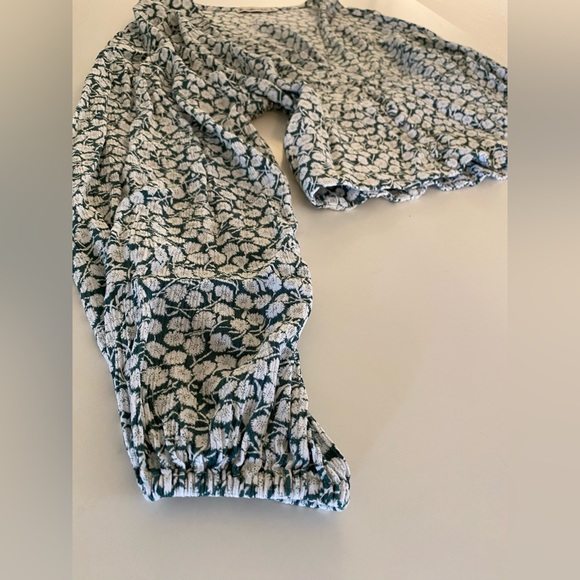 Women’s Abercrombie & Fitch size xs green & white floral print button down front - Picture 2 of 7